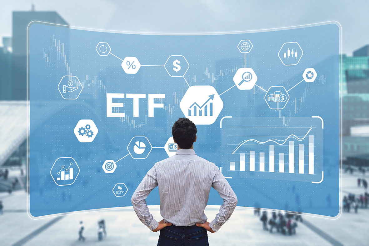 Ein Mann steht vor einer blauen Wand vor ETF-icons.