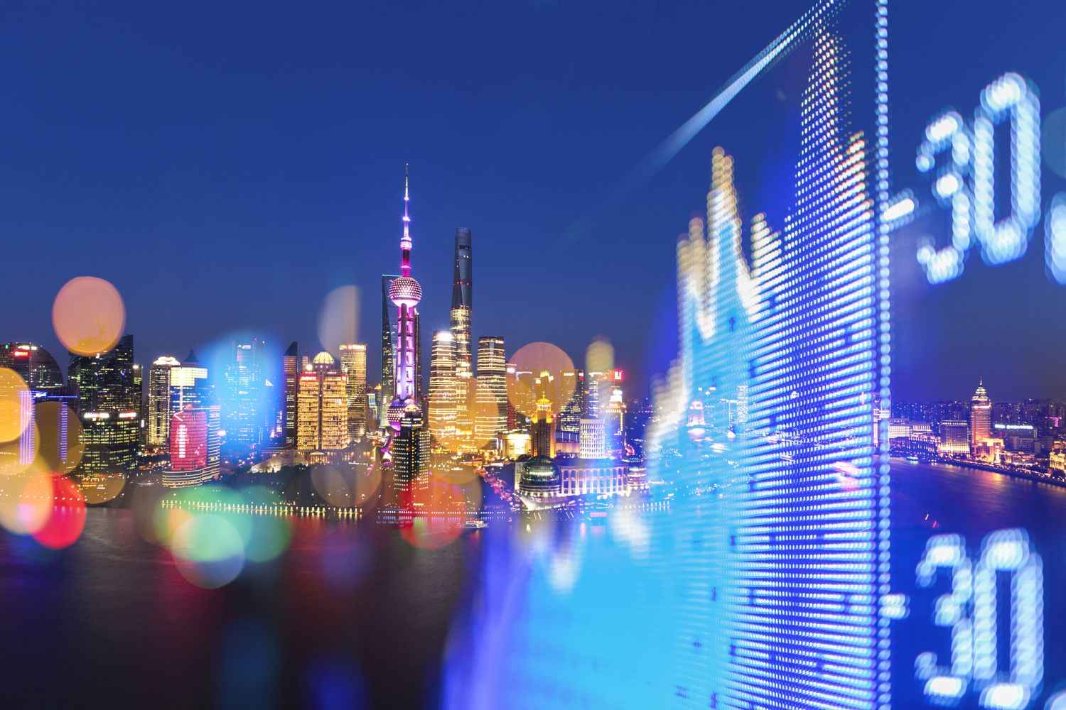 Skyline von Shanghai hinter einem digitalen Aktienkurs