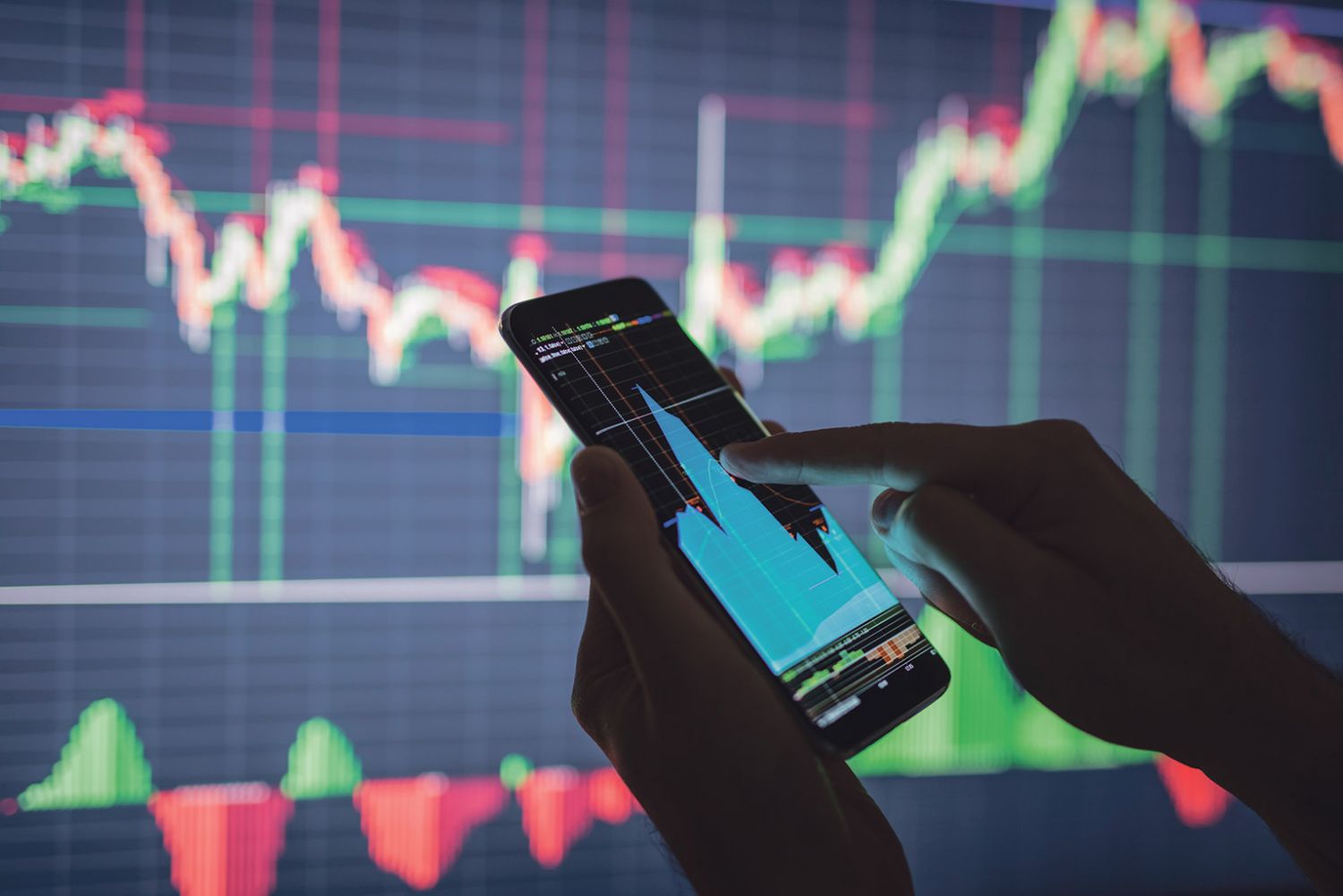 Aktienkurse werden auf einem Smartphone verfolgt