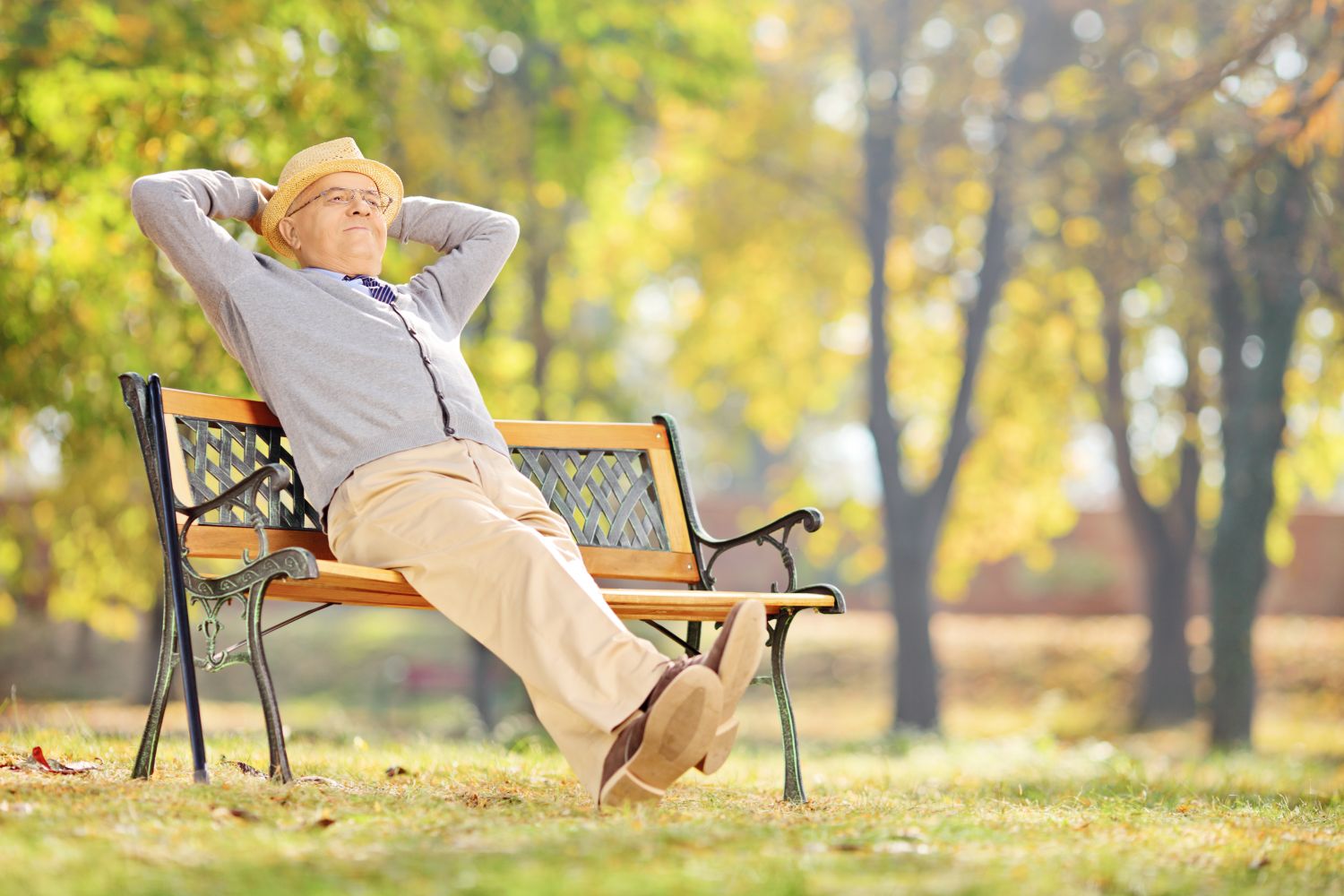 Ein älterer Mann sitzt auf einer Parkbank. Um die richtige Altersvorsorge muss er sich nicht mehr kümmern 