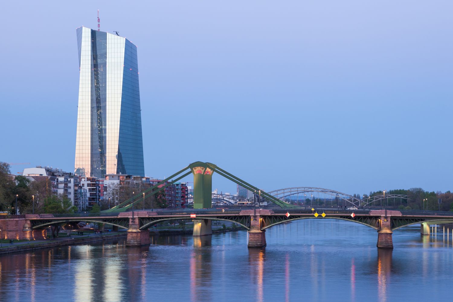EZB in Frankfurt am Main von Fluss-Seite gesehen